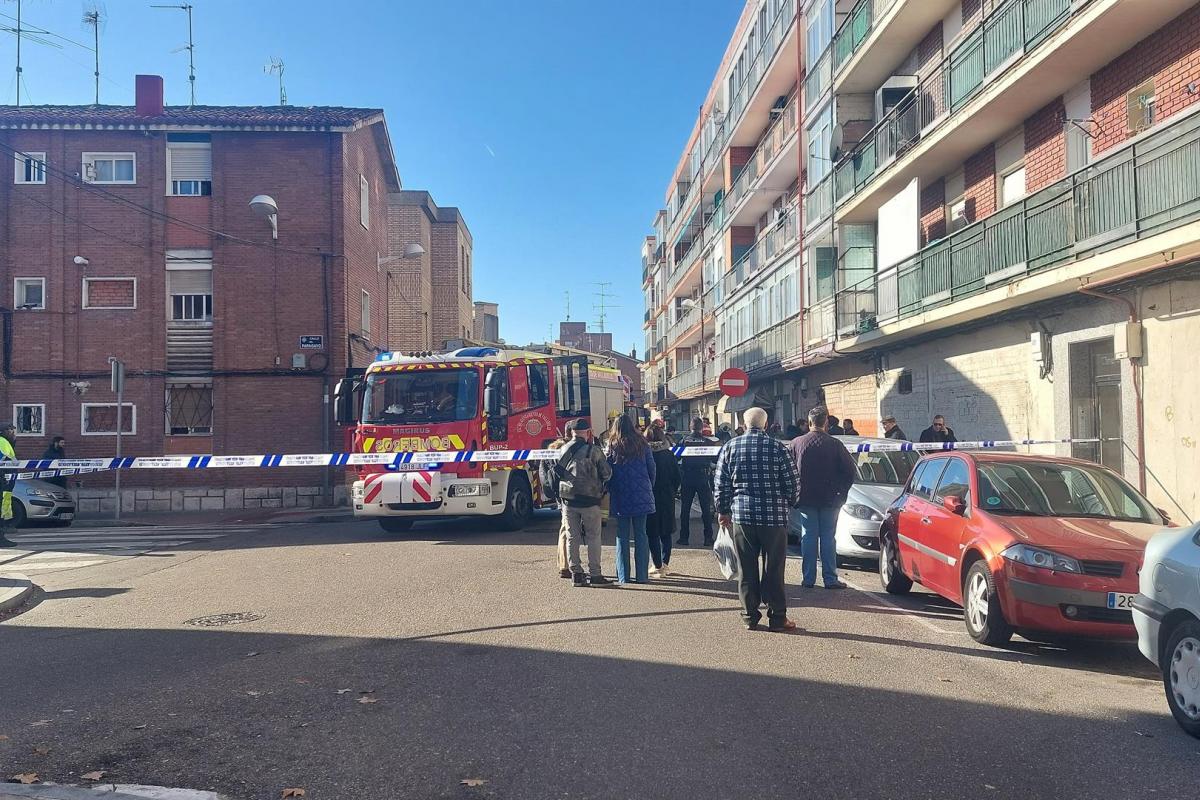 Bomberos en la calle Cisne de Valladolid.