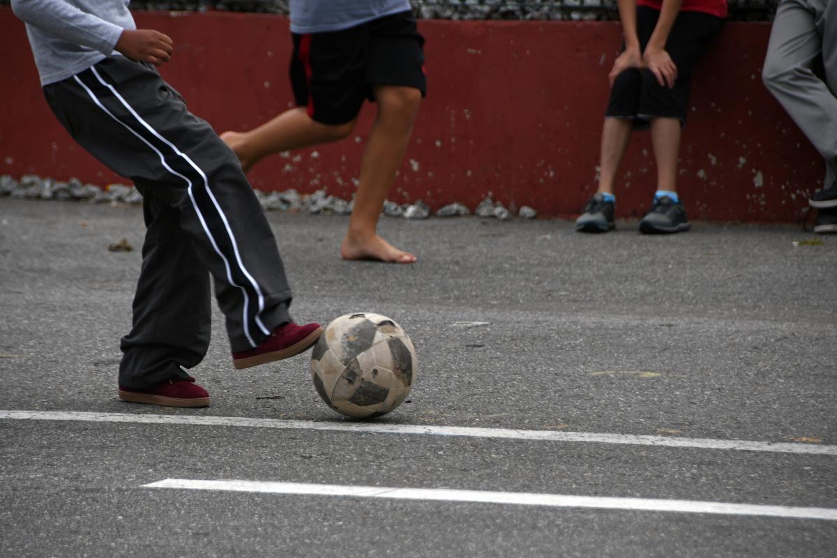 Niños jugando al fútbol.