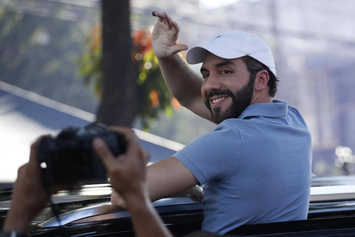 El autoproclamado presidente de El Salvador, Nayib Bukele, saluda a sus seguidores después de votar.
