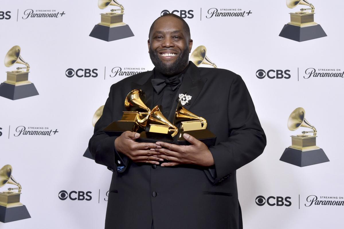 El rapero estadounidense Killer Mike, posa con su tres Grammy ante de su detención.