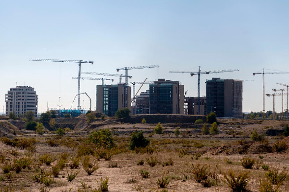 Imagen de archivo de edificios en construcción, en Madrid.