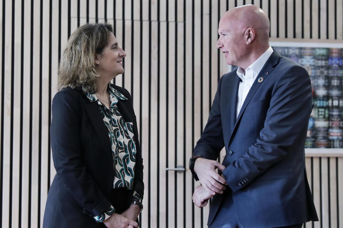 La ministra para la Transición Ecológica, Teresa Ribera, y el conseller de Acción Climática de la Generalitat, David Mascort, durante la reunión que han mantenido este lunes en Barcelona para abordar la colaboración para hacer frente a la extrema sequía de Cataluña con asuntos sobre la mesa como la financiación de nuevas desalinizadoras, eventuales interconexiones de cuencas o los barcos de agua.