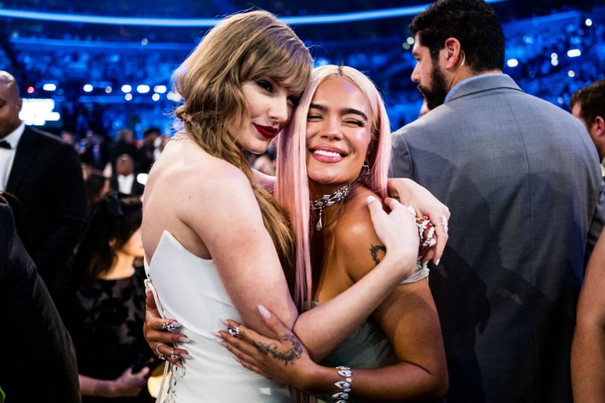 Taylor Swift y Karol G posan ante los medios en la gala de los Grammy 2024.