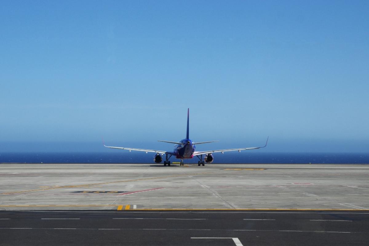 Un avión en una pista de aterrizaje de Canarias