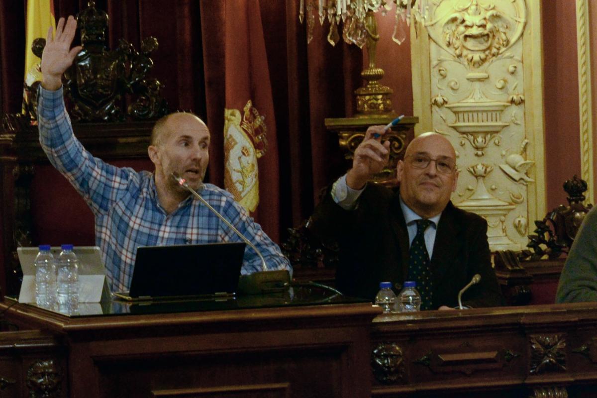 El alcalde de Ourense y líder de Democracia Ourensana (DO), Gonzalo Pérez Jácome, junto al candidato a las elecciones del 18-F y 'número 2' de la formación provincial, Armando Ojea.