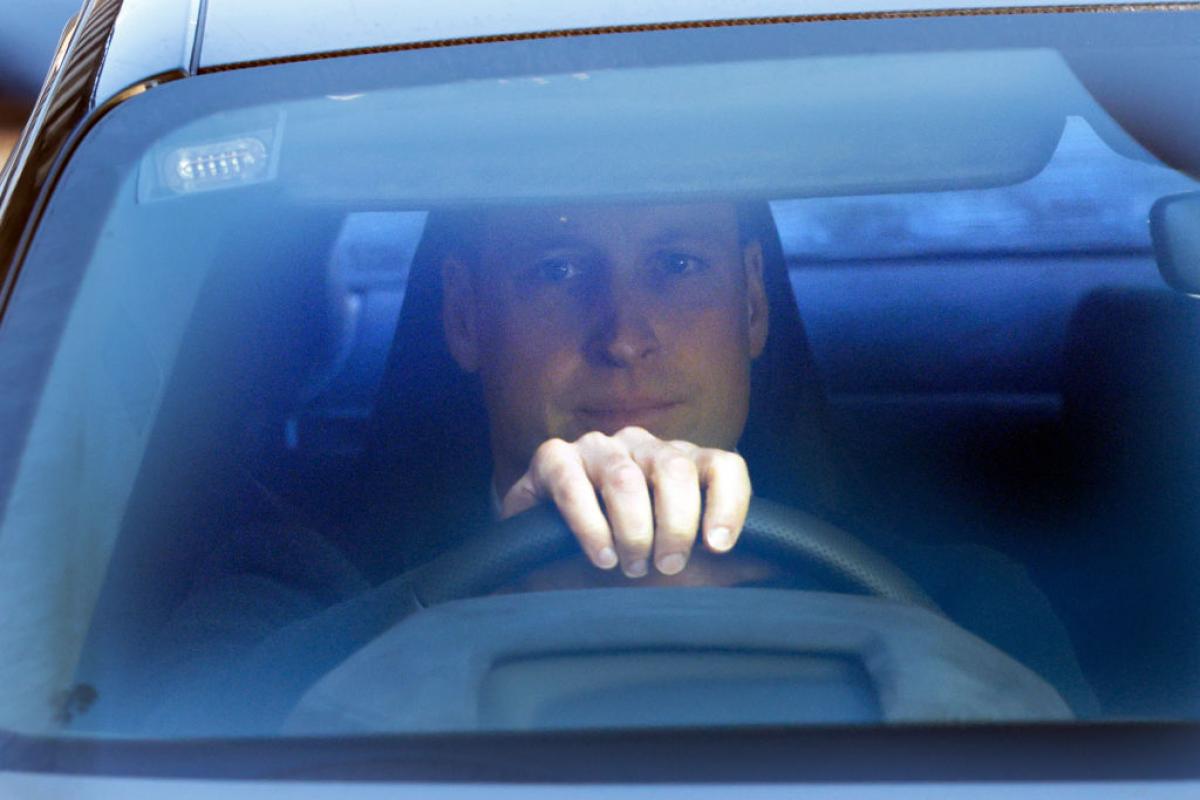 El príncipe Guillermo abandona la clinica londinense donde su mujer estuvo ingresada hasta el pasado 29 de enero.