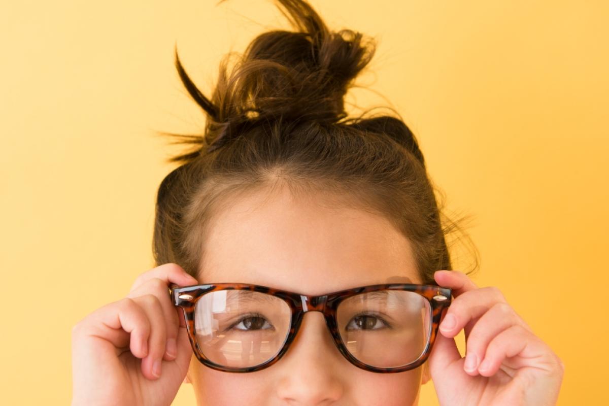 Niña con gafas graduadas
