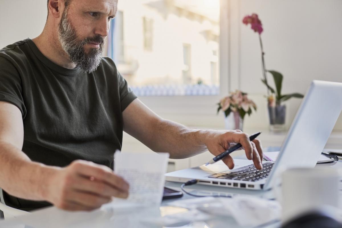 Un trabajador autónomo gestiona sus ingresos y gastos.
