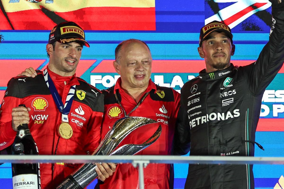 Carlos Sainz, Frederic Vasseur y Lewis Hamilton