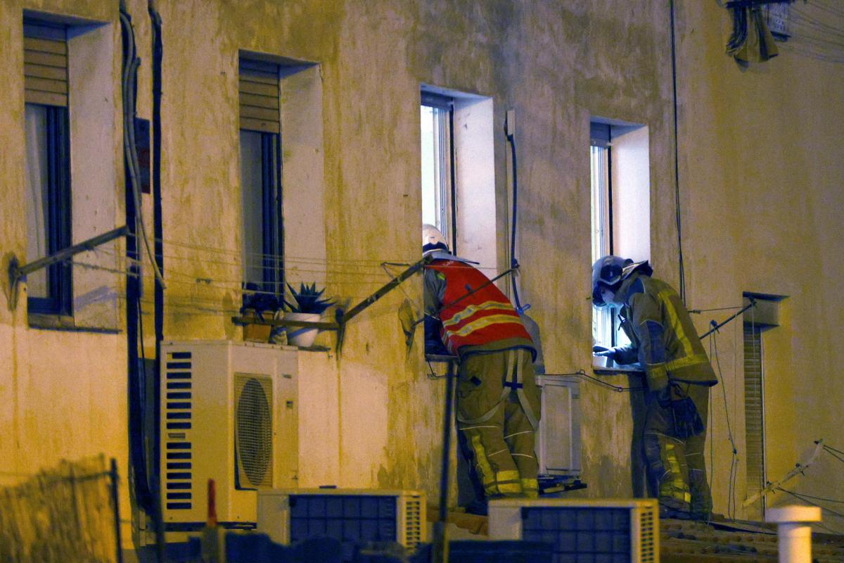 Emergencias trabajan en el desescombro del edificio que se ha derrumbado en Badalona.