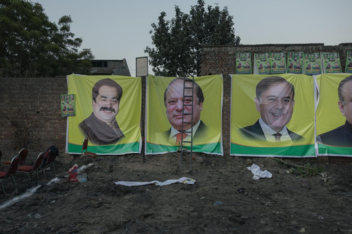Imagen de archivo de cartelería con candidatos a las elecciones de Pakistán.