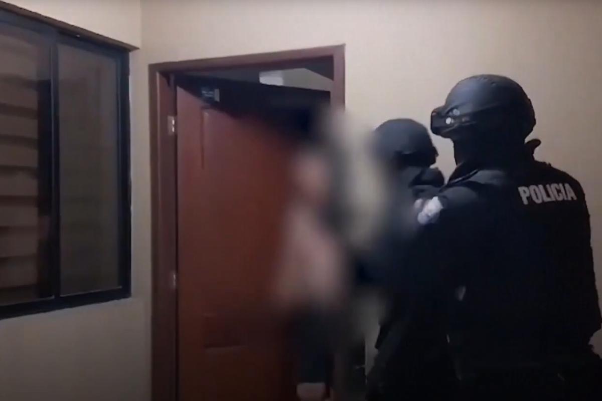 Instante de una de las entradas para detener a los sospechosos.