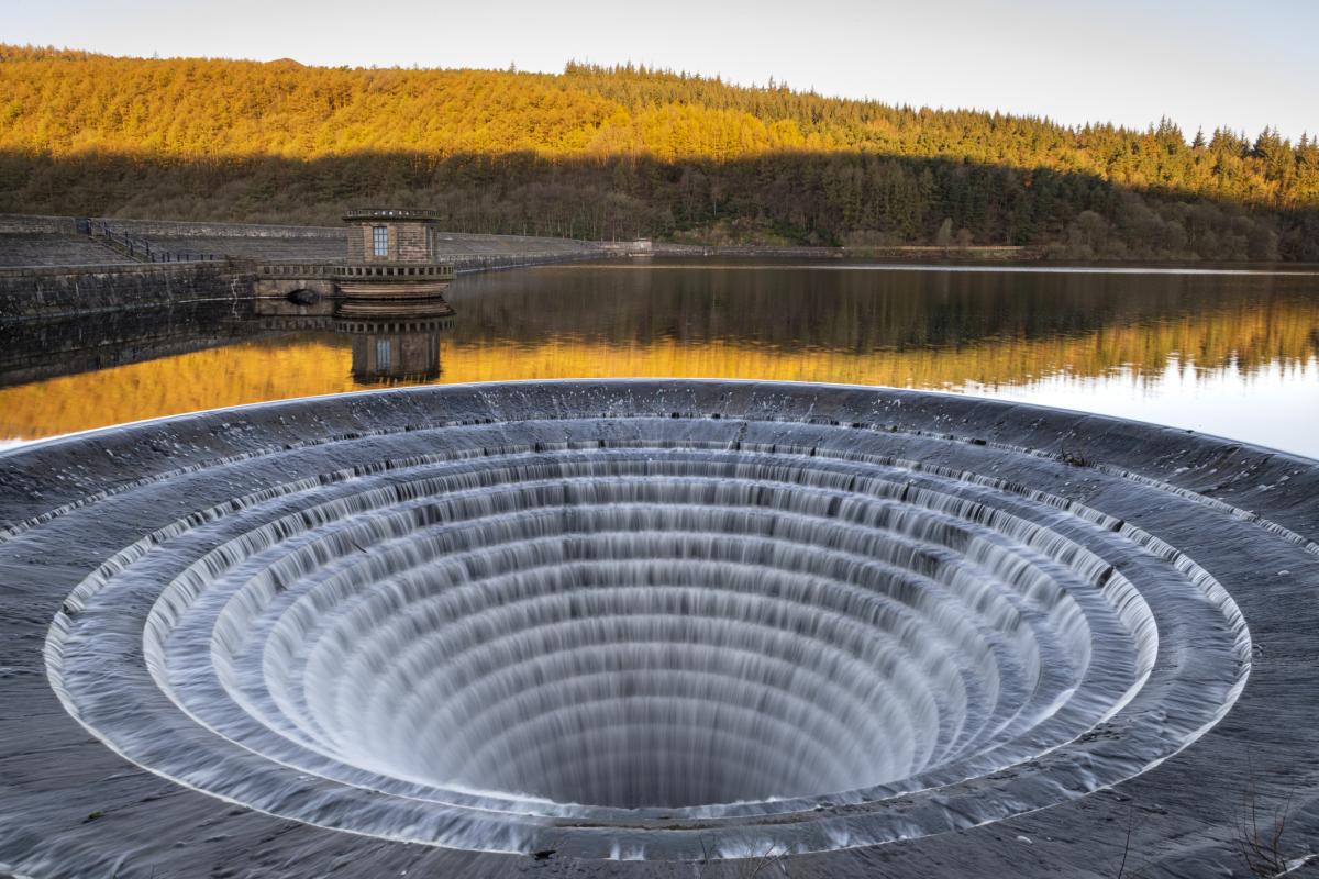 Un orificio de drenaje en el parque nacional de Peak District, en Reino Unido.