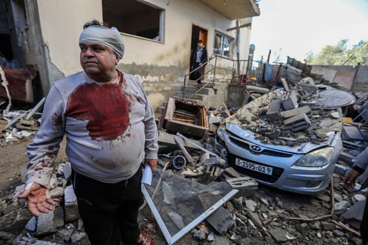 Un palestino comprueba daños en las viviendas, tras un ataque israelí sobre Rafah (Gaza).