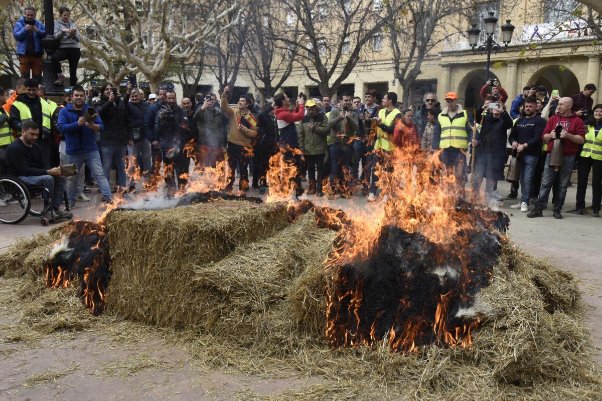 Cientos de agricultores protestan en Huesca