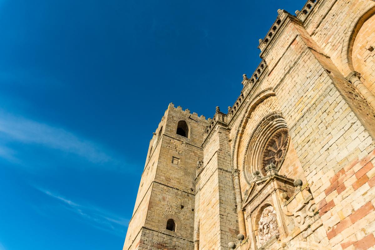 Fachada de la catedral de Sigüenza, en Guadalajara.