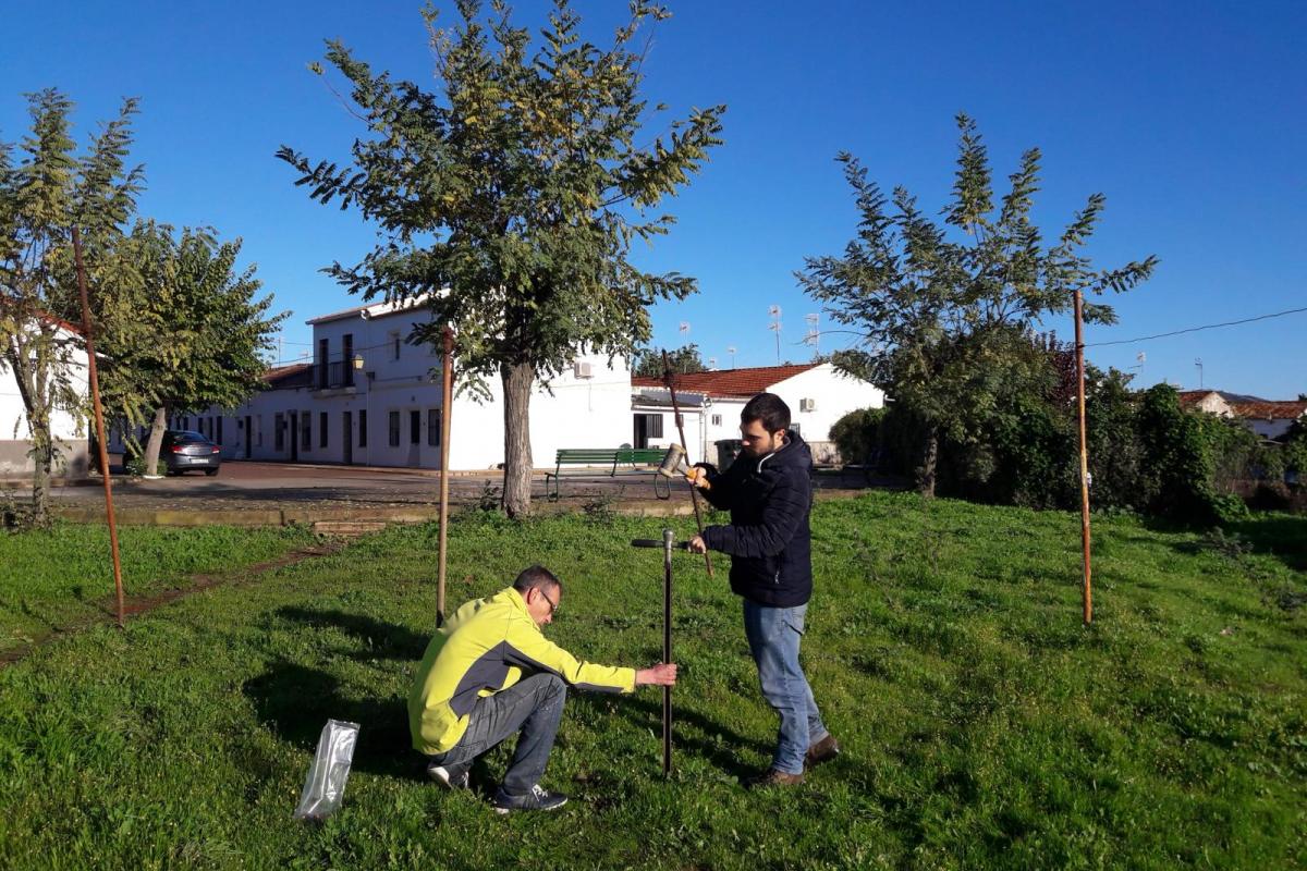 Los investigadores de la Universidad de Granada recogen muestras en Riotinto.