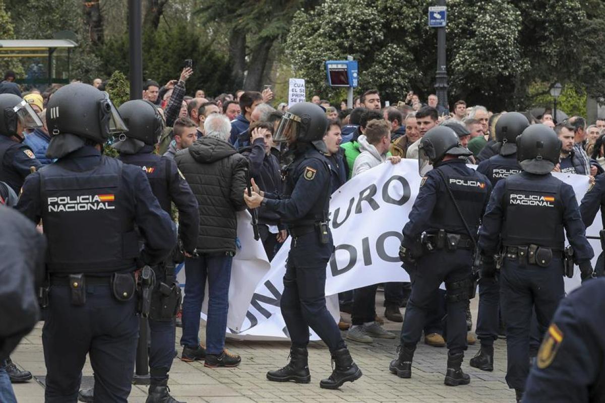 Protestas del sector agrícola en Oviedo, con fuerte presencia policial
