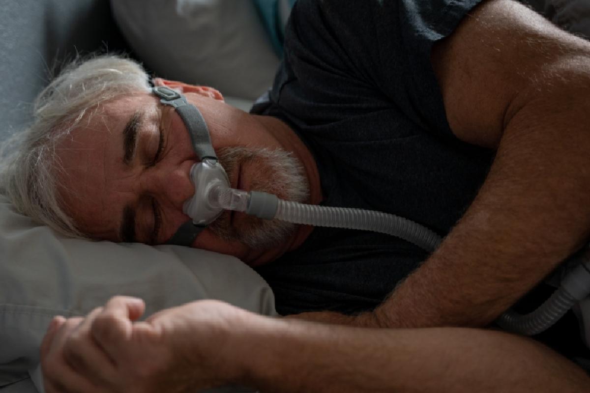 Un hombre que sufre apena del sueño durmiendo.