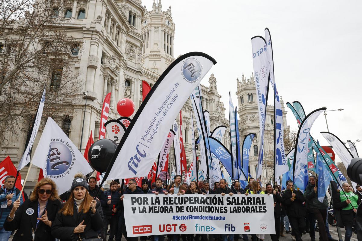 Un momento de la manifestación que los empleados de banca llevan a cabo este jueves en Madrid, ante la falta de acuerdo en las negociaciones con los bancos para elevar los salarios de los cerca de 140.000 empleados del sector y avanzar en la negociación del convenio colectivo del sector para 2024-2026.