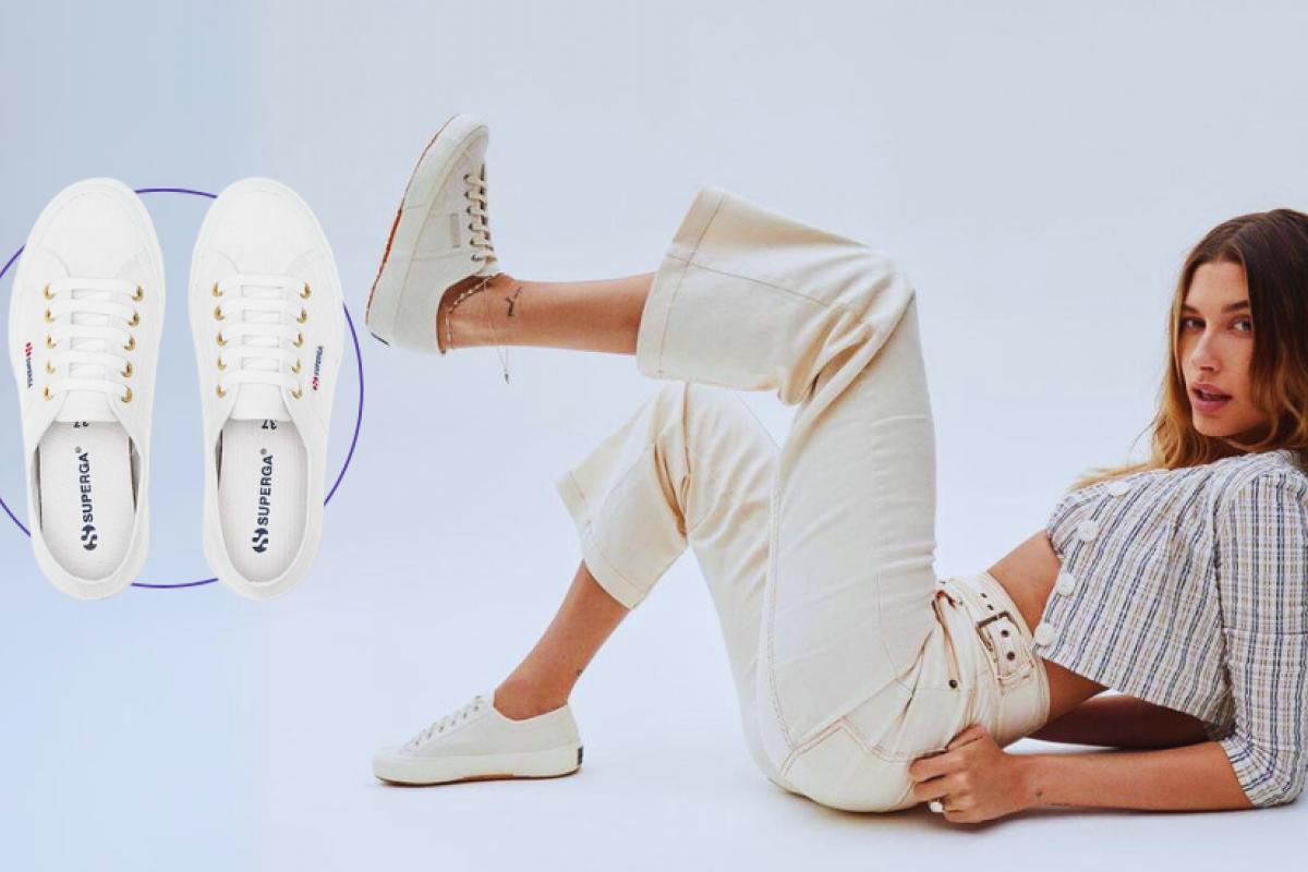 Las zapatillas blancas de Superga son un clásico que combina con todo tipo de looks, ahora en oferta.