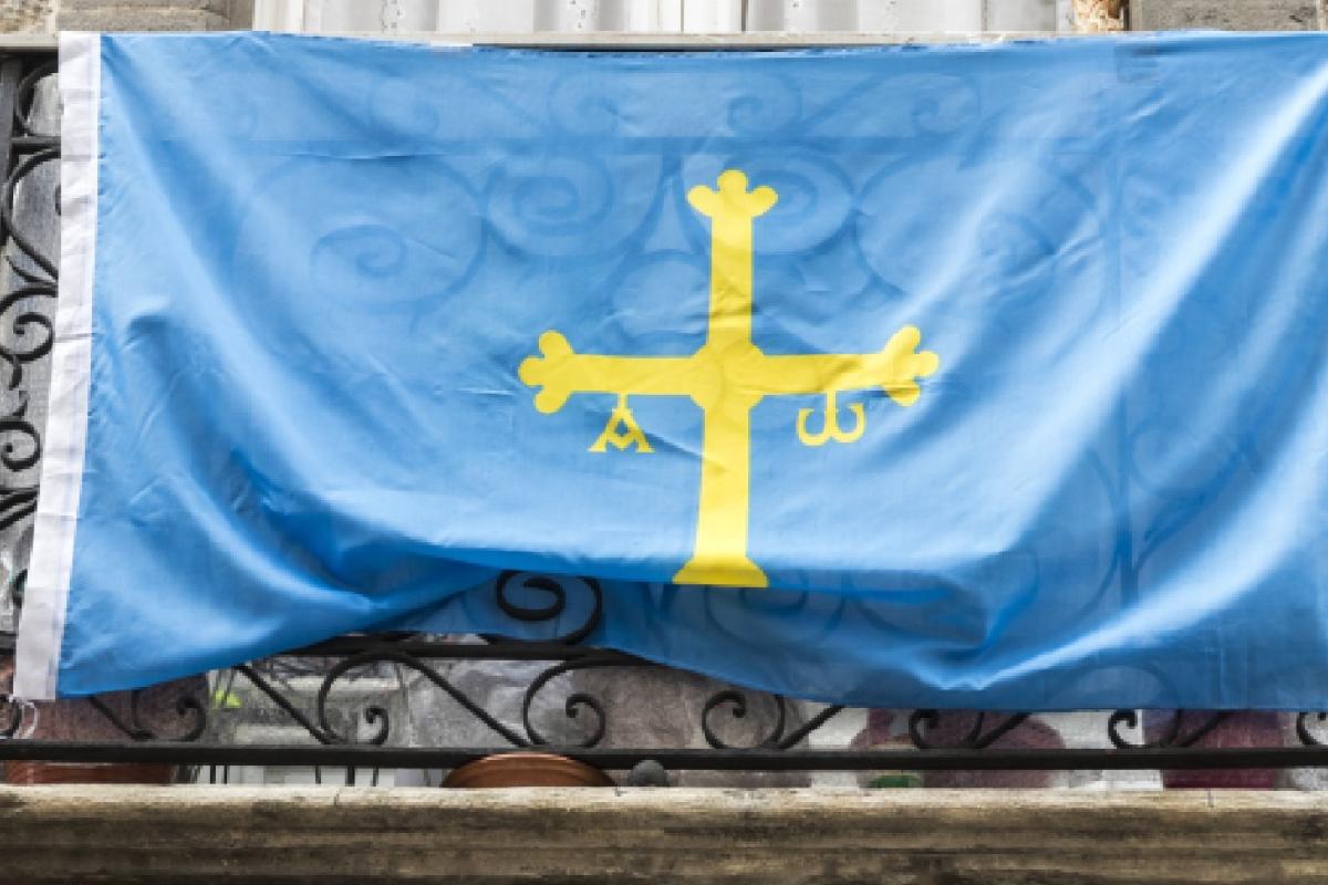 La bandera asturiana colgando de un balcón