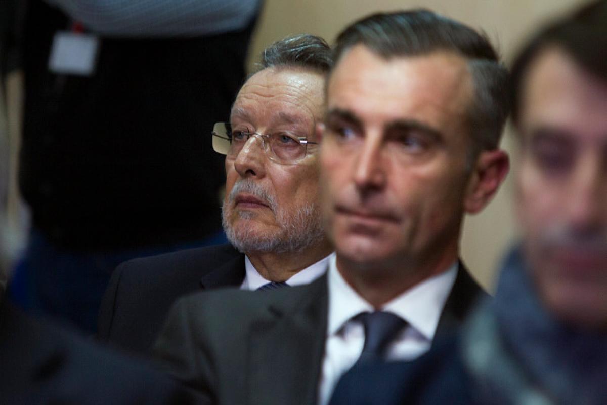 El exvicealcalde de València Alfonso Grau, en segundo plano durante el juicio.