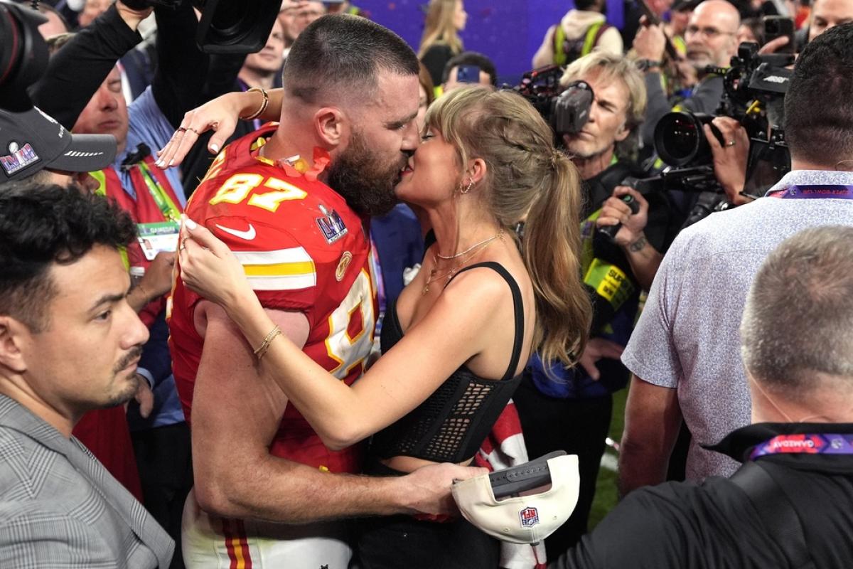 Taylor Swift y Travis Kelce se besan en el campo después de que los Kansas City Chiefs ganasen la final de la Super Bowl 2024.