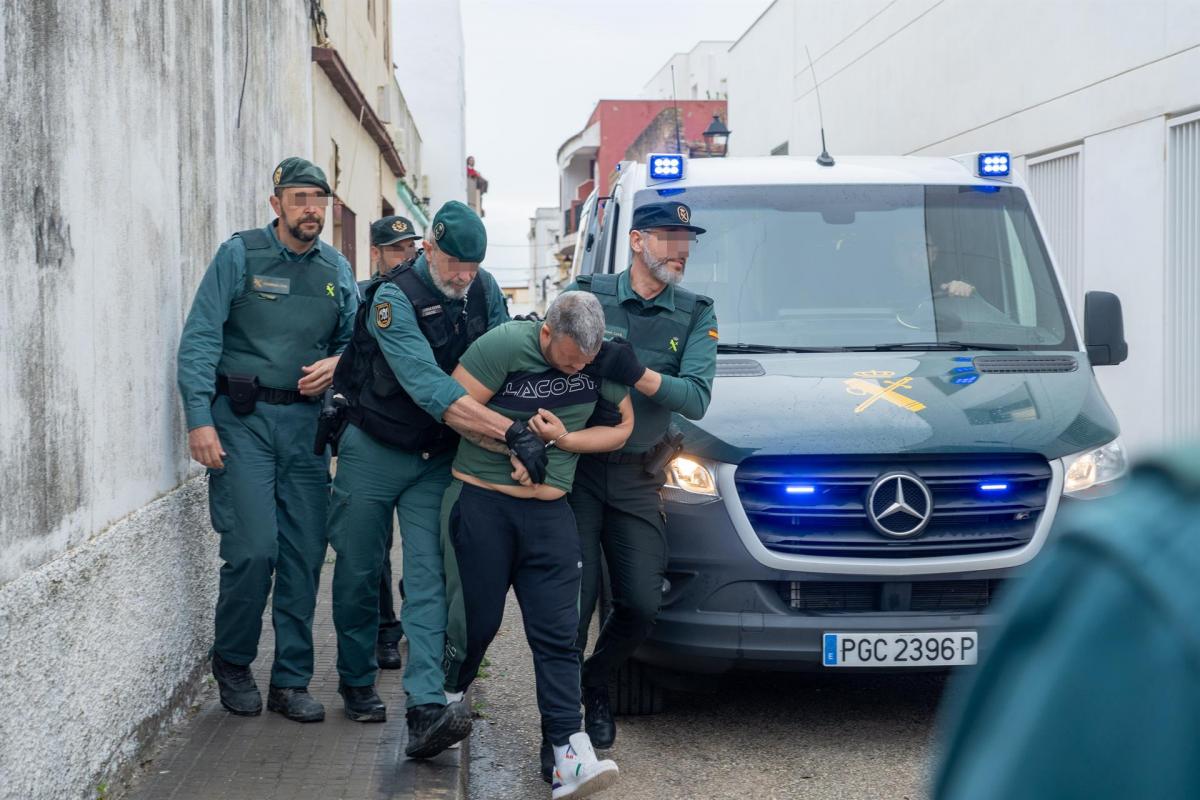 Uno de los ocho detenidos por la muerte de dos agentes de la Guardia Civil el pasado viernes en el puerto de Barbate a su llegada este lunes al juzgado