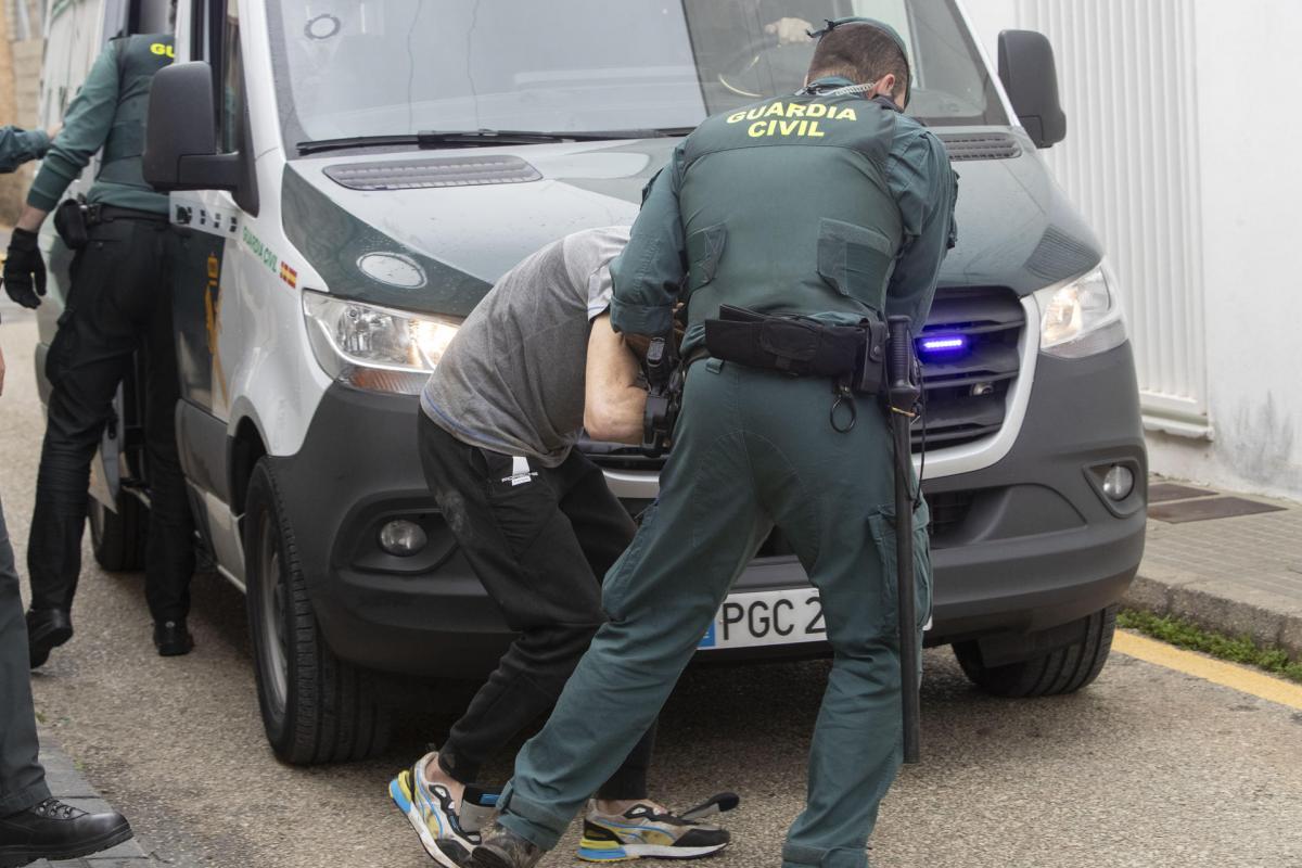 Agentes de la Guardia Civil trasladan a los juzgados de Barbate (Cádiz) al piloto de la narcolancha, Francisco Javier M.P., Kiko "El Cabra".