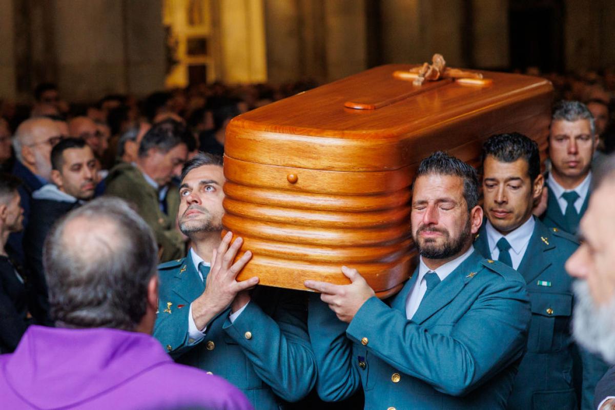 Compañeros portan el féretro de uno de los agentes asesinados en Barbate