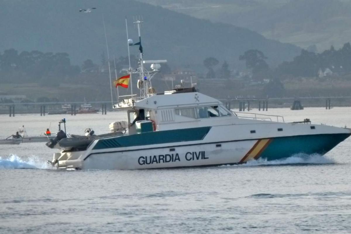 Lancha de la Guardia Civil en plena patrulla en Santander