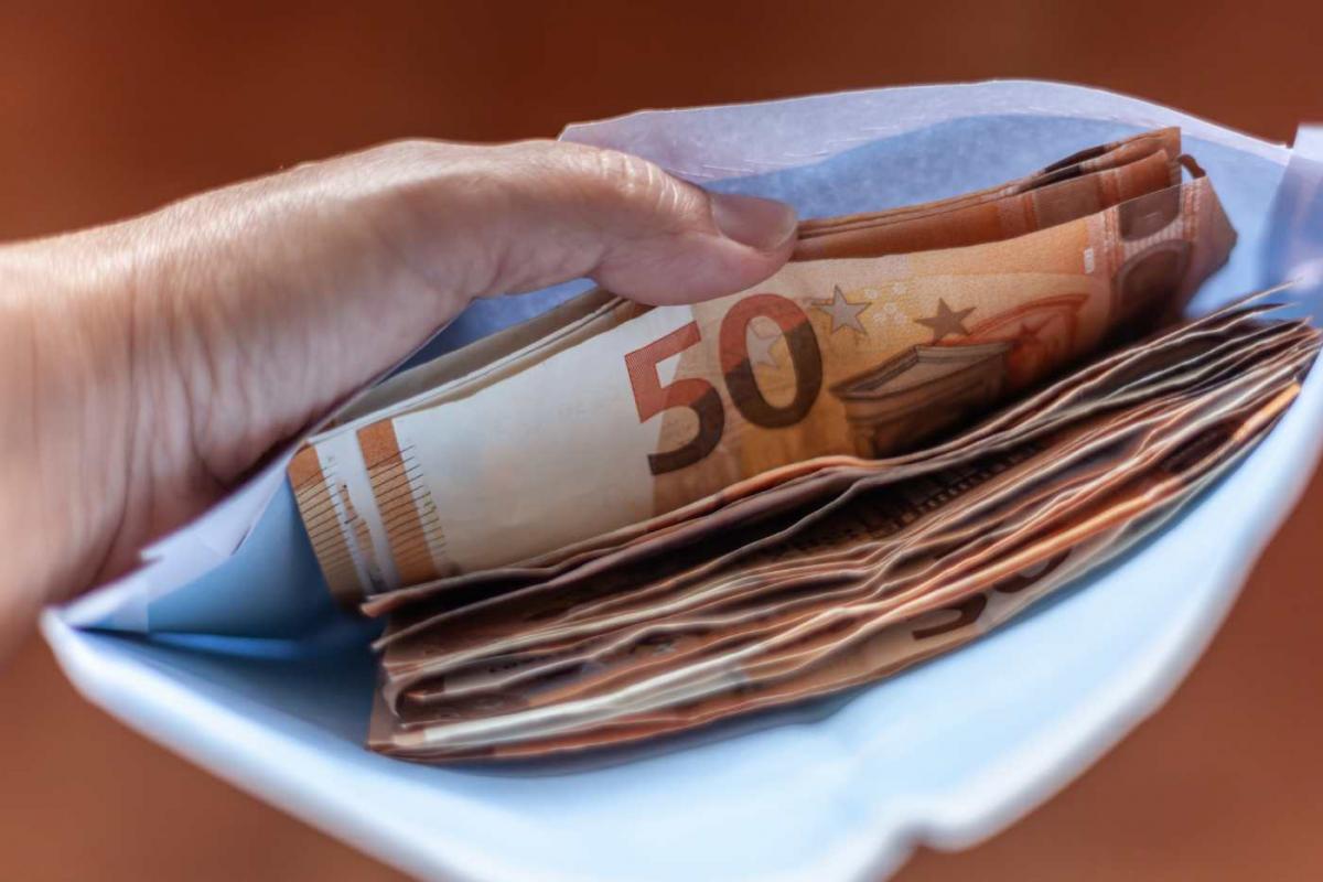 Contando el dinero que acaba de recibir