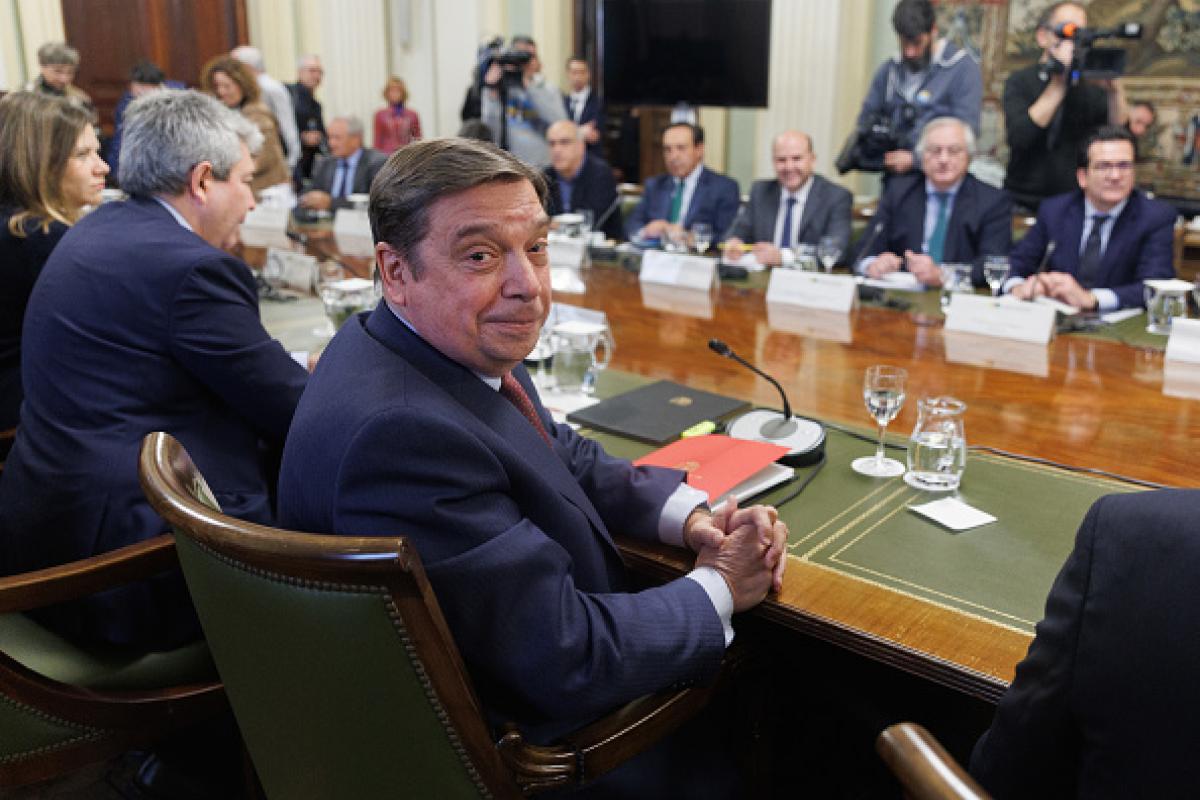 El ministro de Agricultura, Pesca y Alimentación, Luis Planas (c), preside el pleno del Observatorio de la Cadena Alimentaria, en la sede del Ministerio.