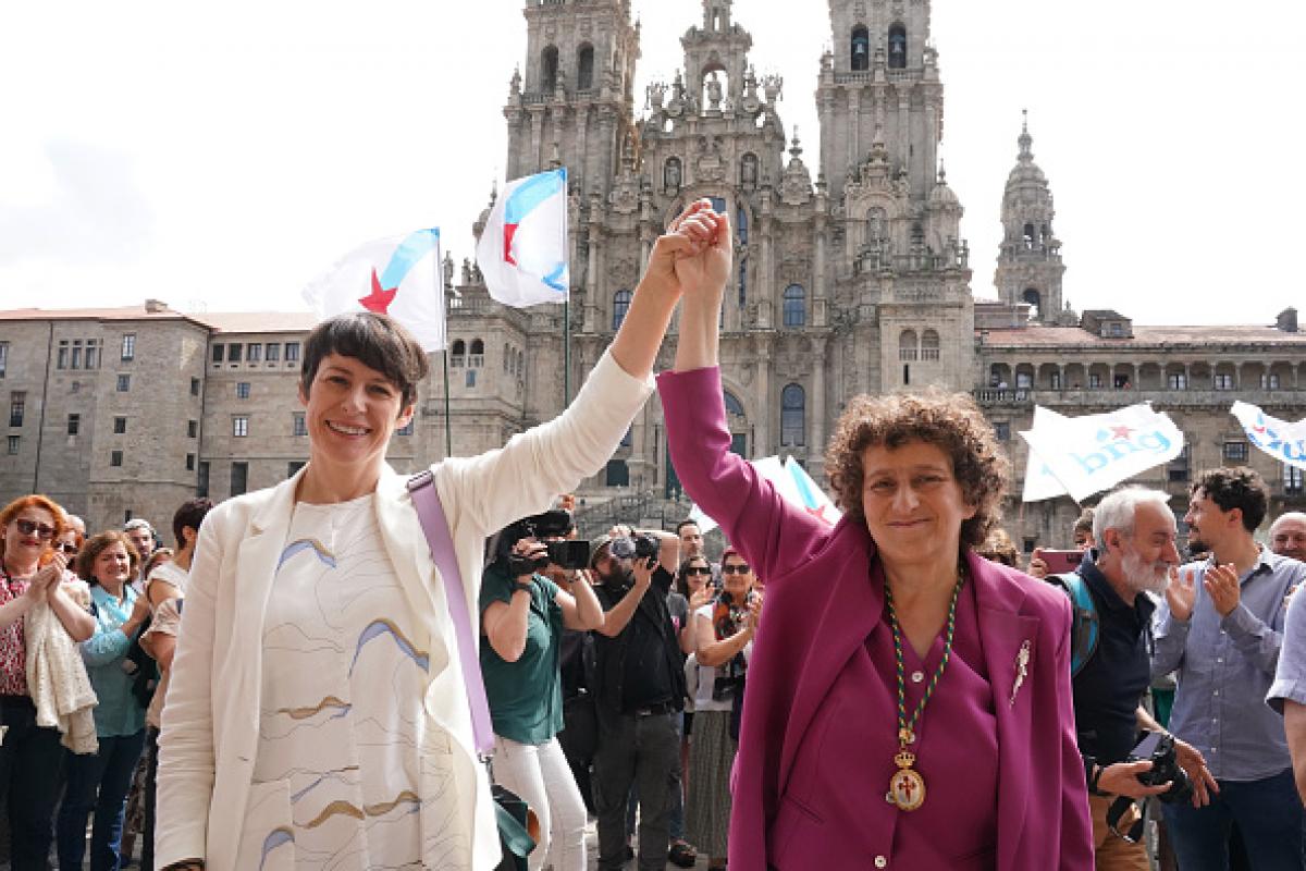 La alcaldesa de Santiago de Compostela, Goretti Sanmartin (BNG), junto a Ana Pontón en la Praza do Obradoiro, tras ser investida regidora de la capital de Galicia.