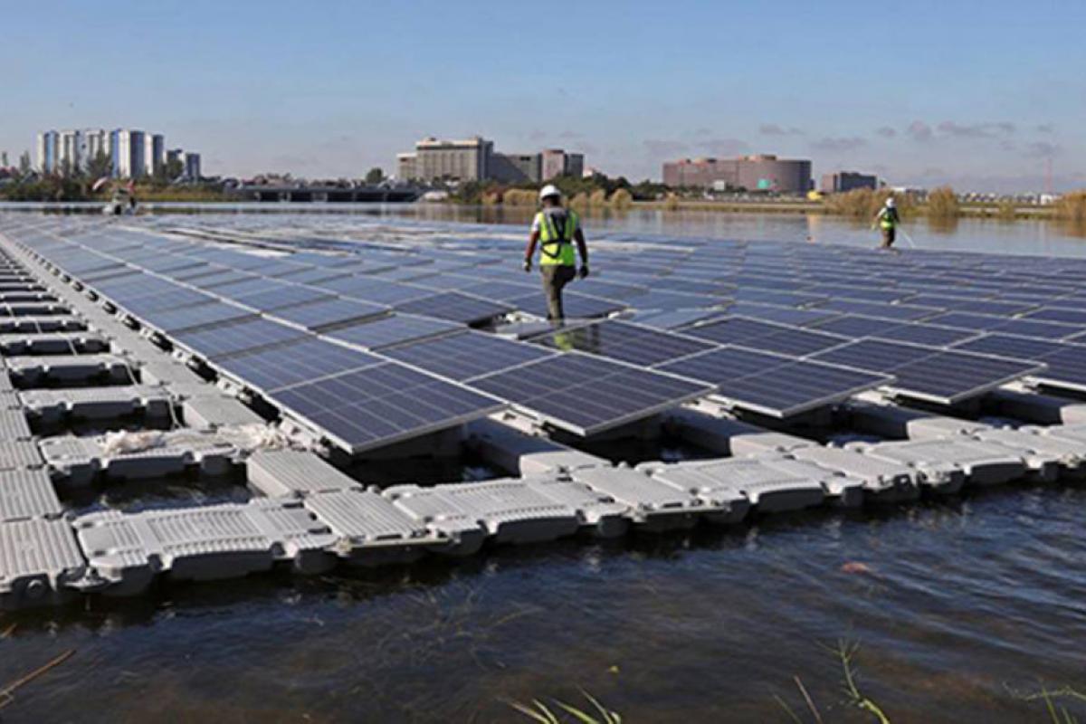 Parque fotovoltaico instalado en un lago cercano al Aeropuerto de Miami.