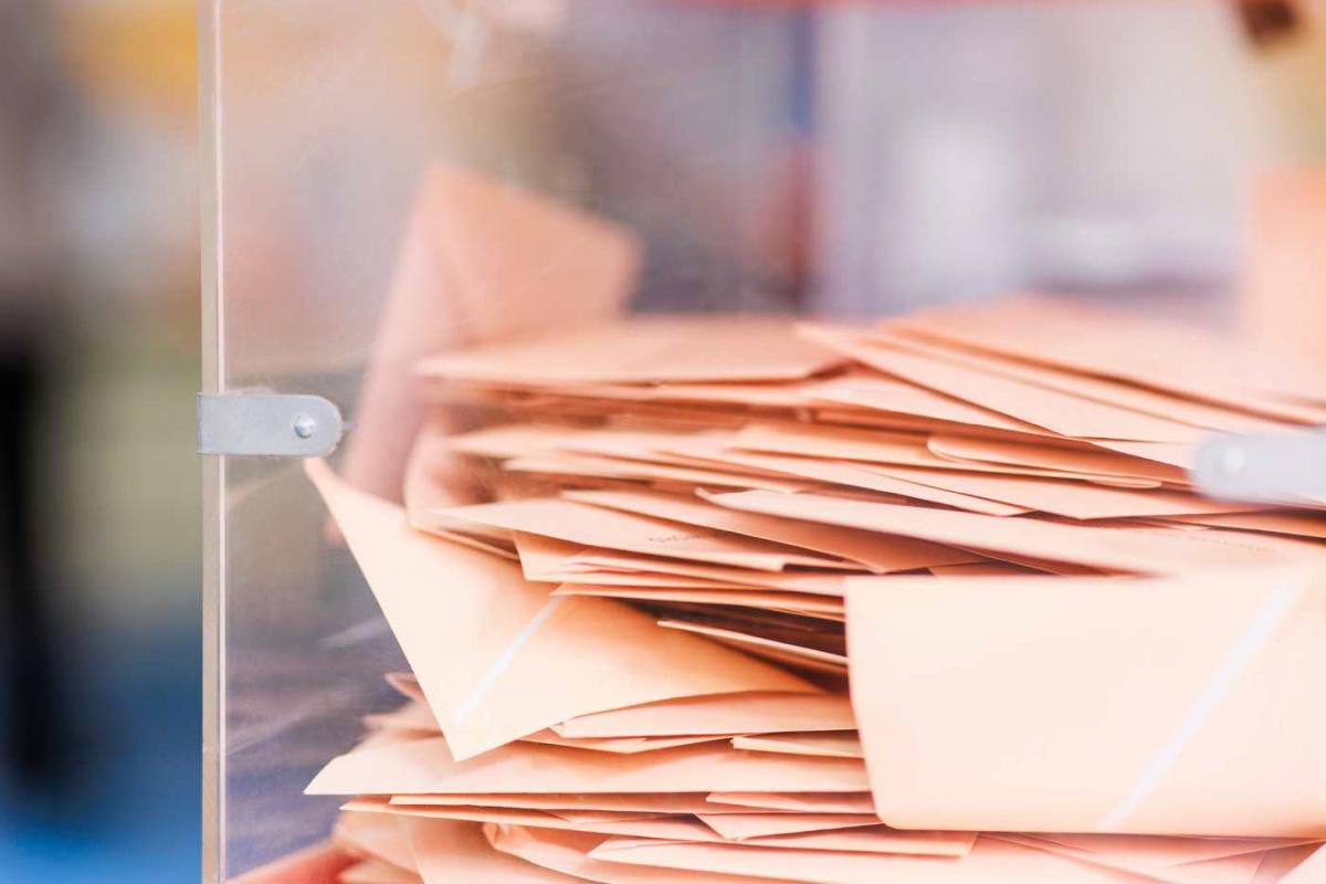 Urna repleta de votos