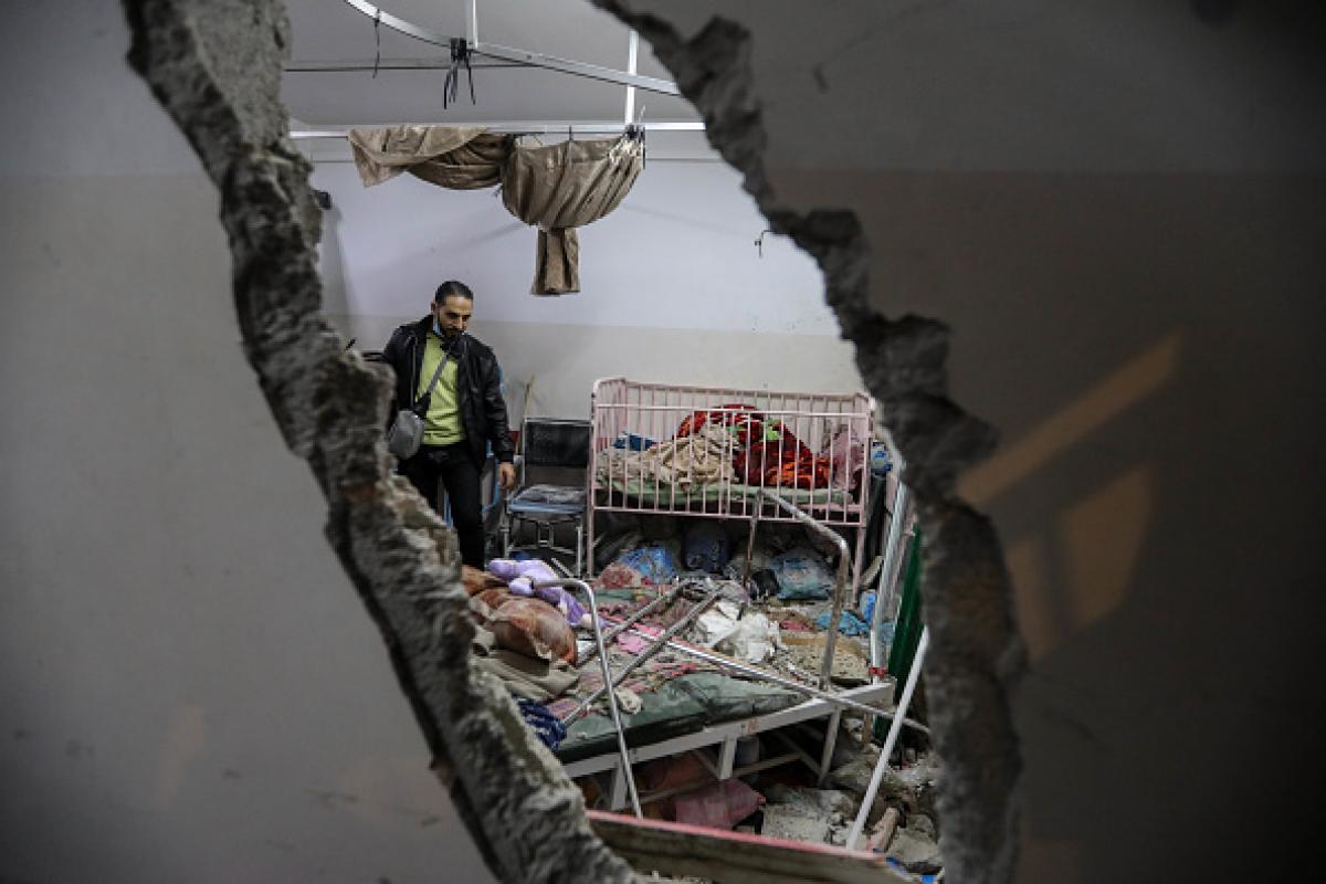 Imagen de archivo de los destrozos causados por anteriores bombardeos israelíes hospital Nasser, en Jan Yunis (Gaza).