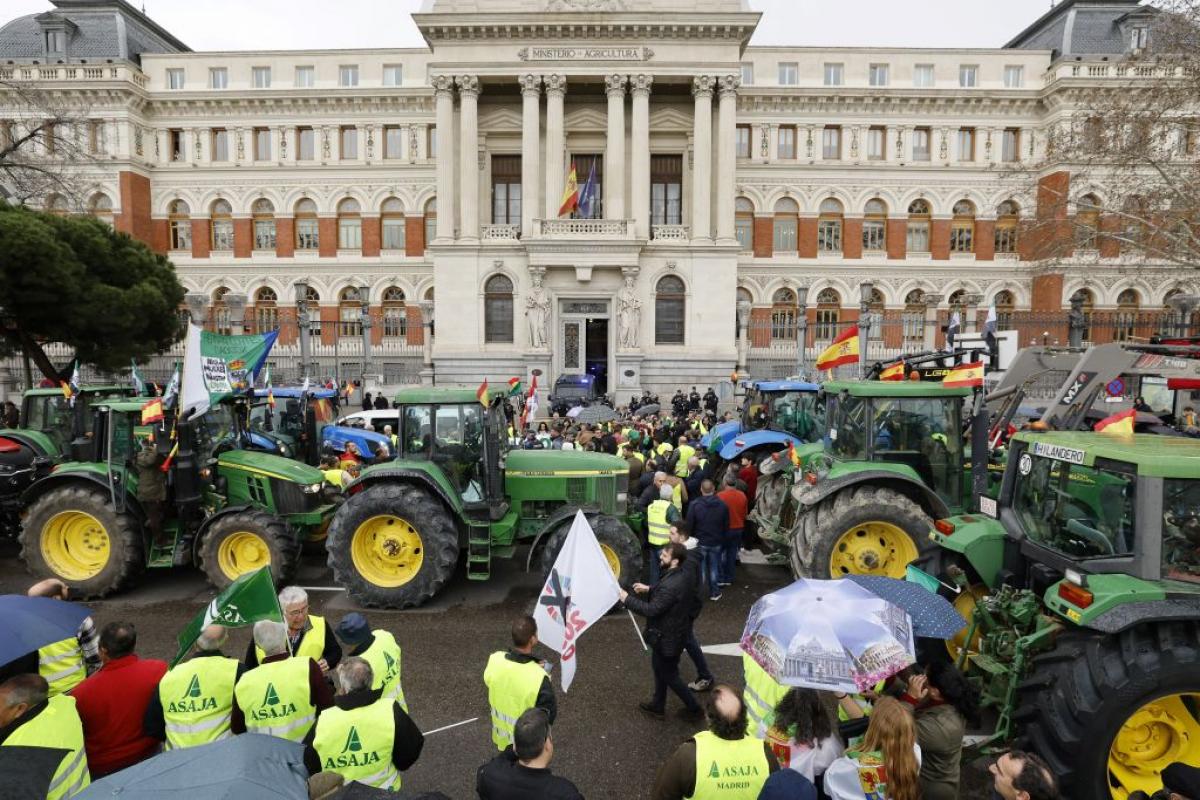 Tractores en la puerta del Ministerio de Agricultura