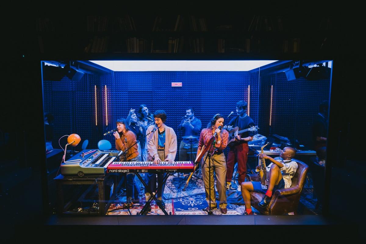 El elenco de 'Así hablábamos' grabando una canción.