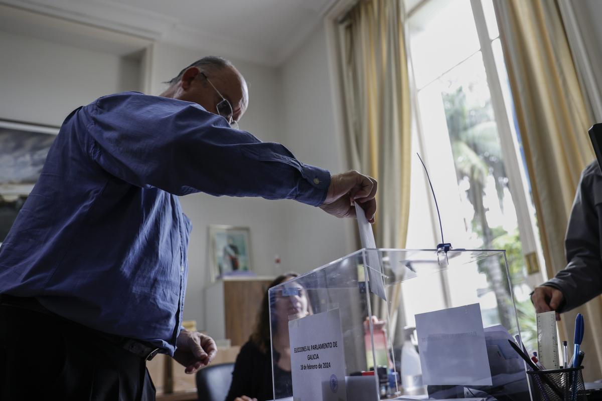 Un elector gallego vota este jueves a las elecciones regionales de Galicia (España), en Sao Paulo (Brasil). Los 45.391 electores gallegos que residen en Brasil apuraron hasta este jueves, fecha límite para votar desde el exterior, para emitir su voto a las elecciones regionales de Galicia (España), que tendrán lugar el domingo, a través de los consulados del país. Brasil es el tercer país del mundo con más electores gallegos, por detrás de Argentina y Cuba. El consulado de São Paulo es la sede diplomática brasileña en la que hay más gallegos inscritos en el censo electoral extranjero, con una cifra que supera las 20.000 personas.