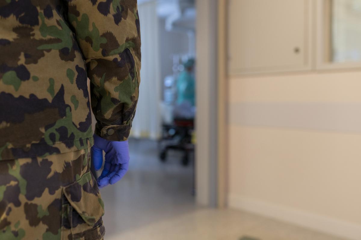 Un militar en un laboratorio.