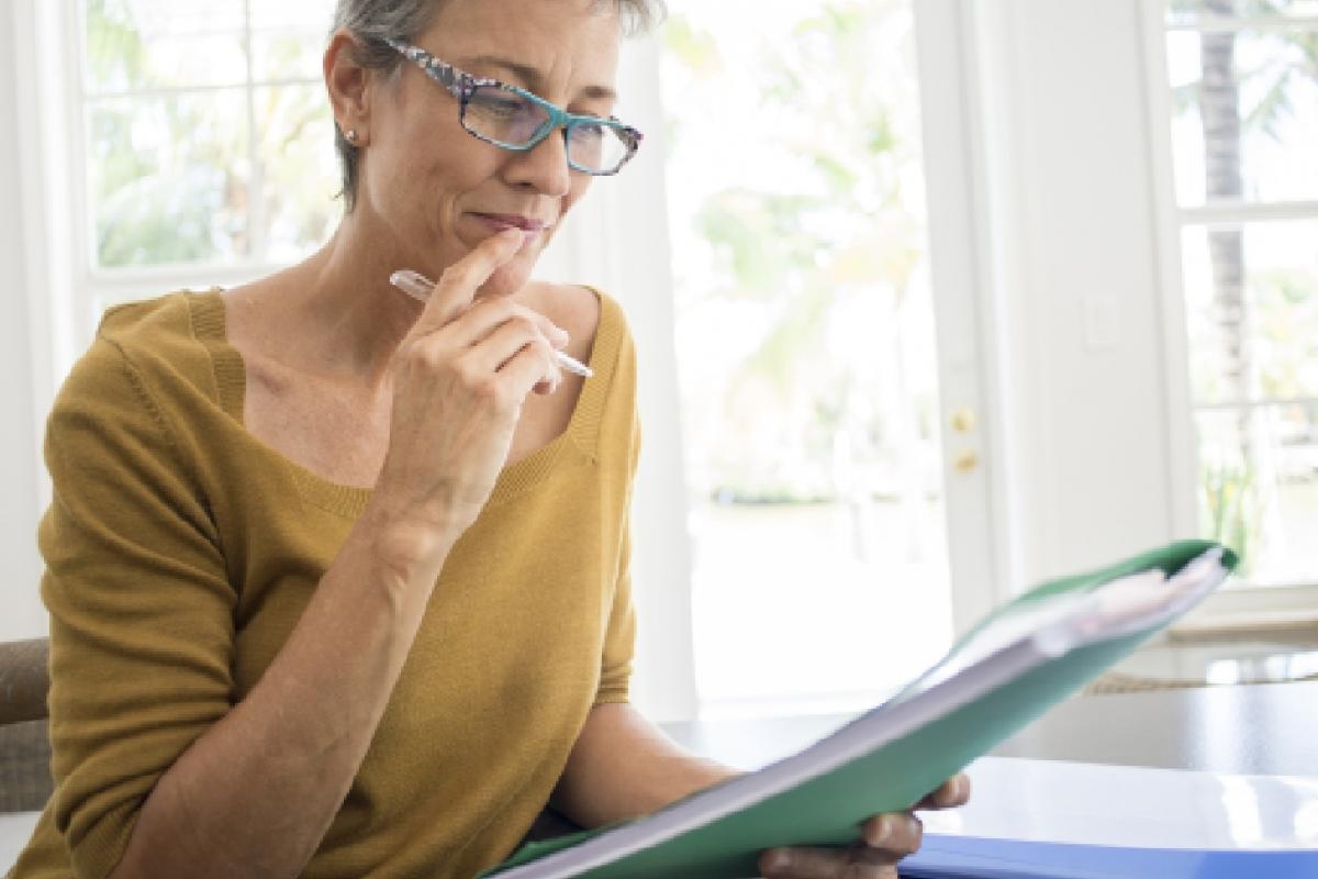 Una mujer haciendo números.