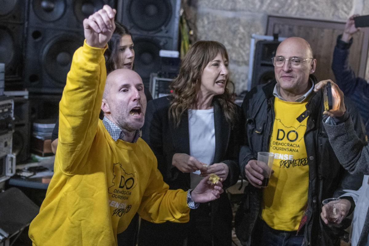 El alcalde de Ourense y líder de Democracia Ourensana, Gonzalo Pérez Jácome (i) junto al cabeza de lista a las elecciones autonómicas, Armando Ojea (d), entre otras, durante el cierre de campaña del partido celebrado este viernes en Velle (Ourense).