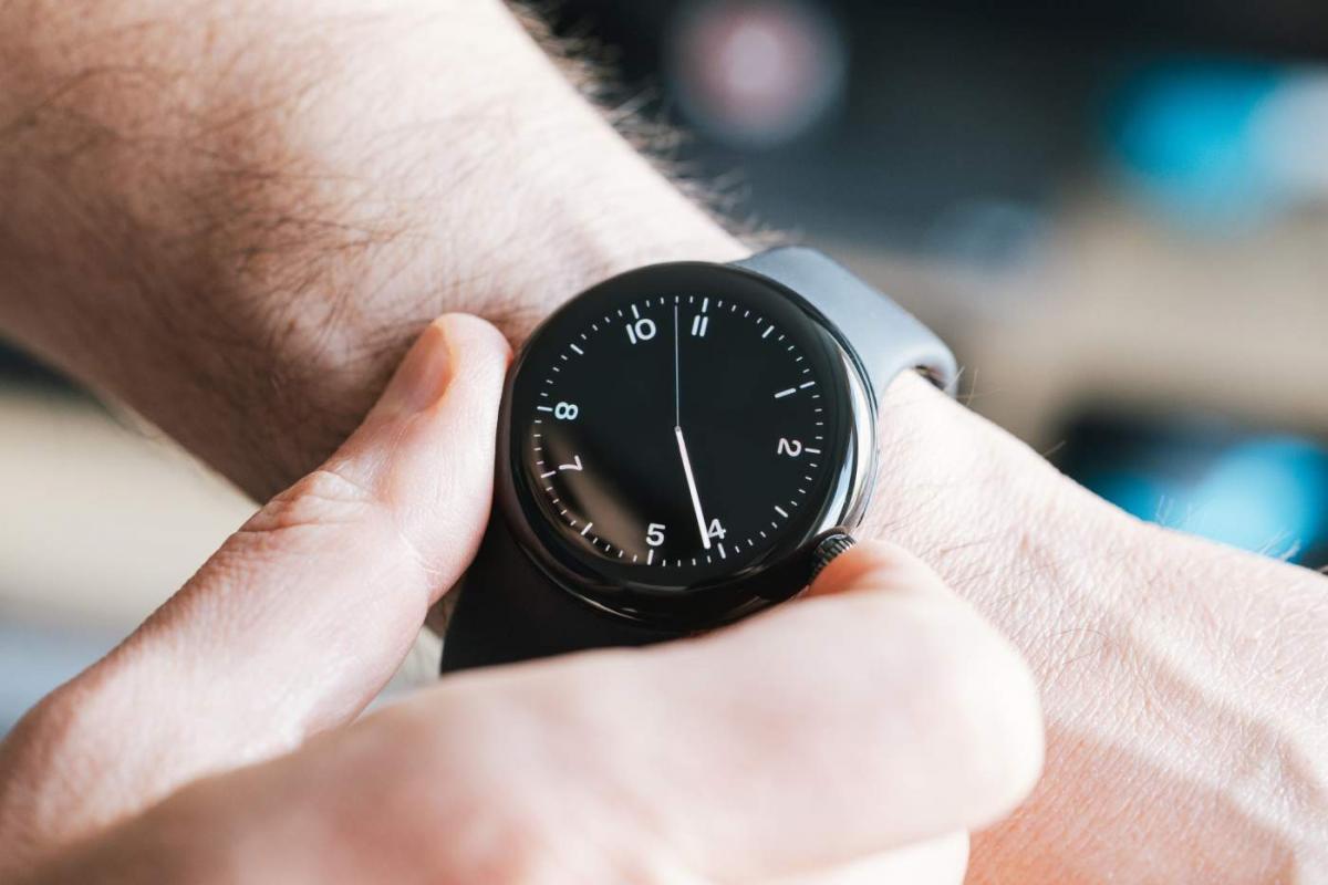 Hombre mirando la hora en su reloj