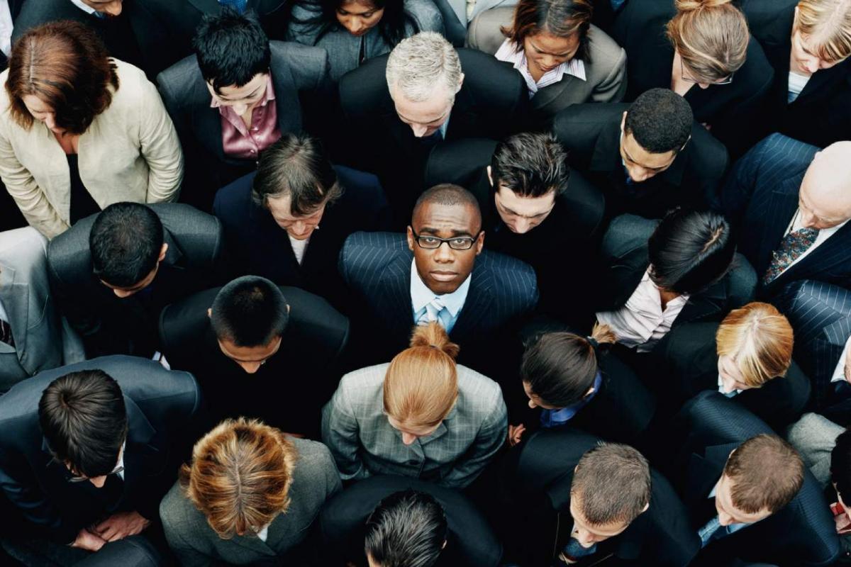 Un trabajador diferente mirando a cámara