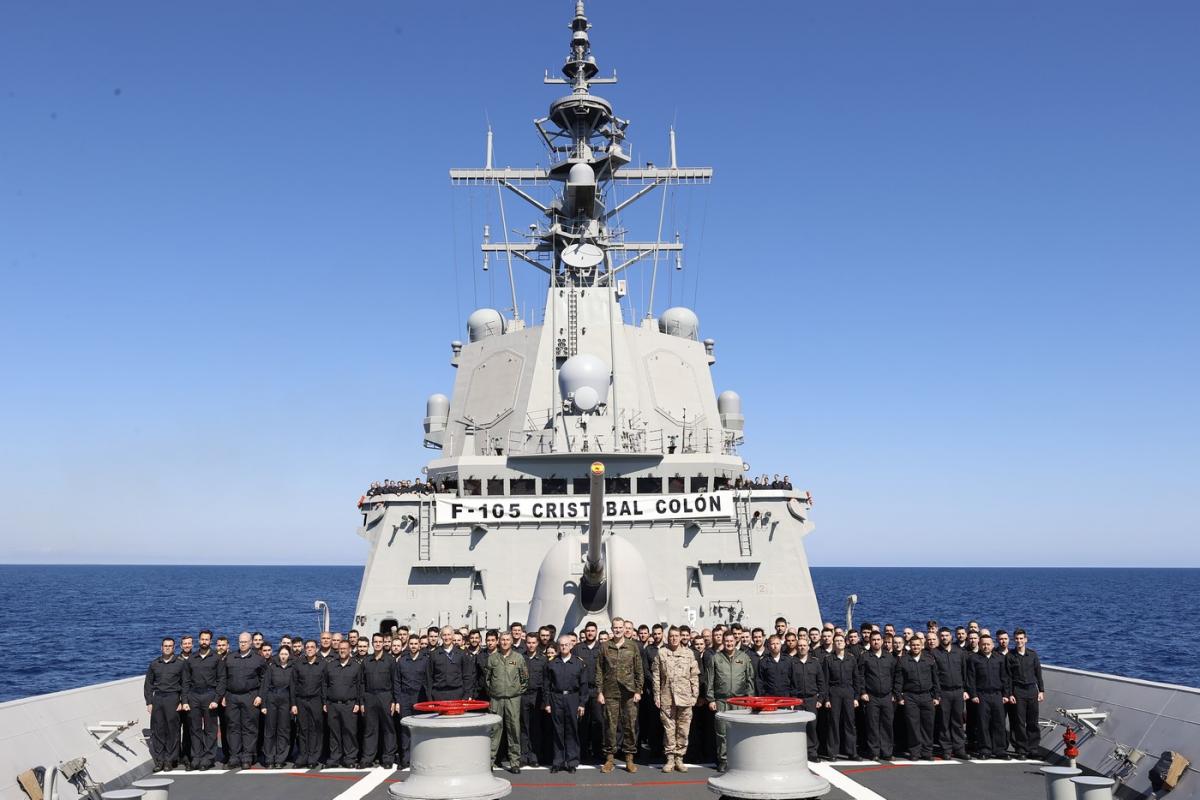 El rey Felipe VI participa en los ejercicios de activación de la fragata 'Cristóbal Colón'.