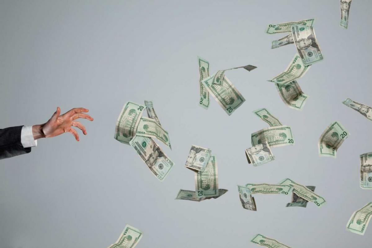 Persona dejando escapar su fortuna