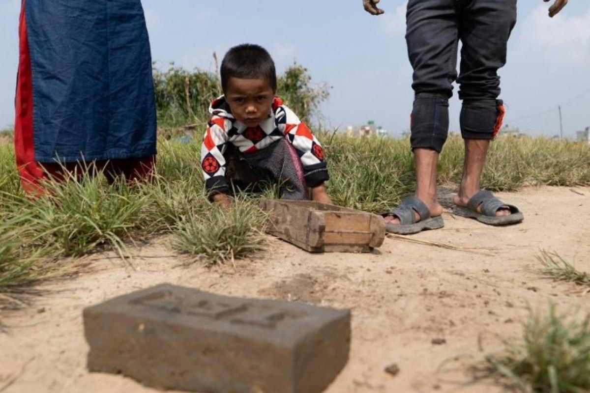 Un niño, en la fabrica de ladrillos en Nepal