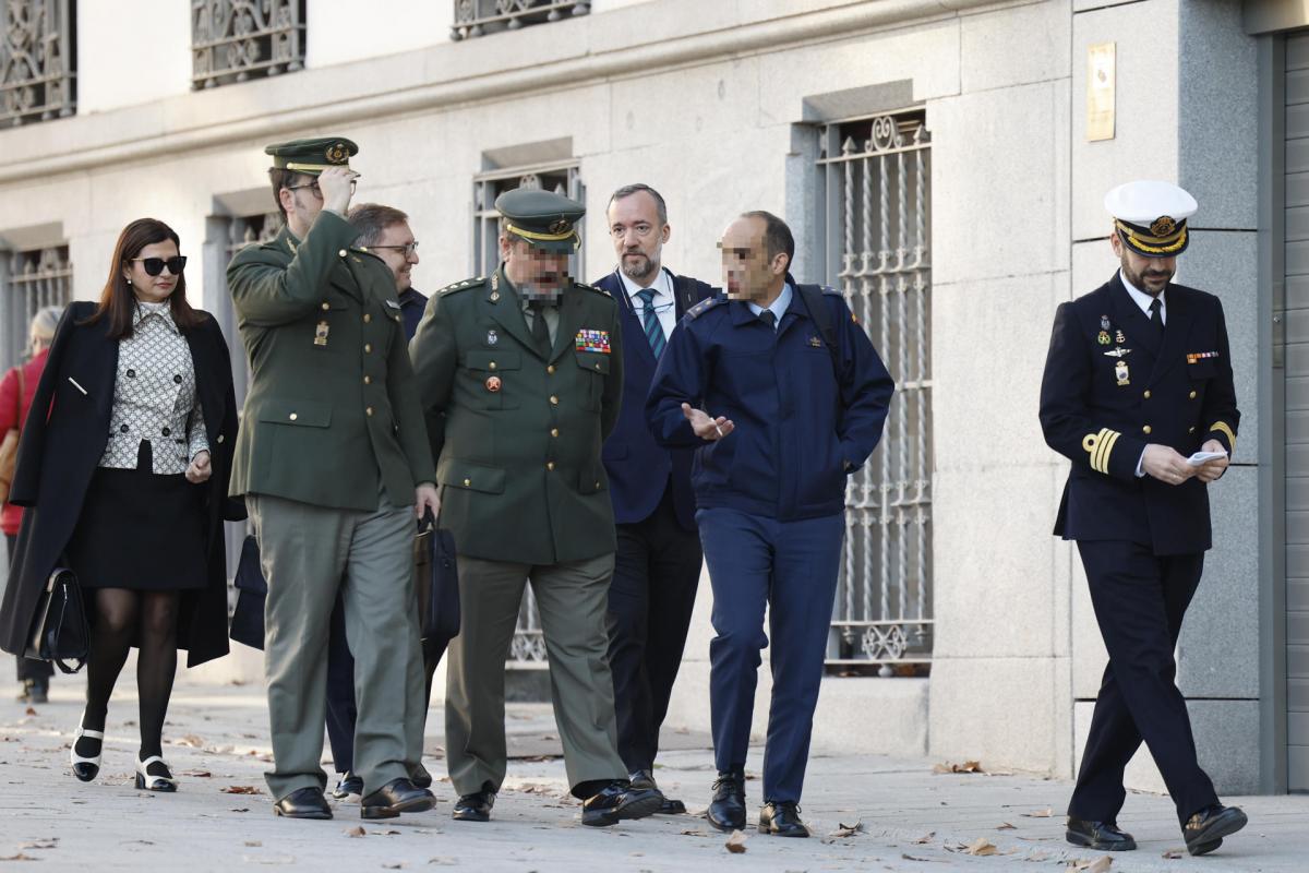 El exsecretario de Estado de Seguridad Francisco Martínez (c-d) a su llegada este martes a la Audiencia Nacional para y declarar como investigados en la causa por las supuestas presiones sufridas por el extesorero del PP Luis Bárcenas y uno de sus abogados para evitar que salieran a la luz informaciones comprometedoras sobre el caso Gürtel.